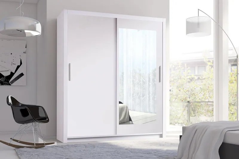 MISTRAL 180 in Weiß mit einer Spiegeltür im Schlafzimmer